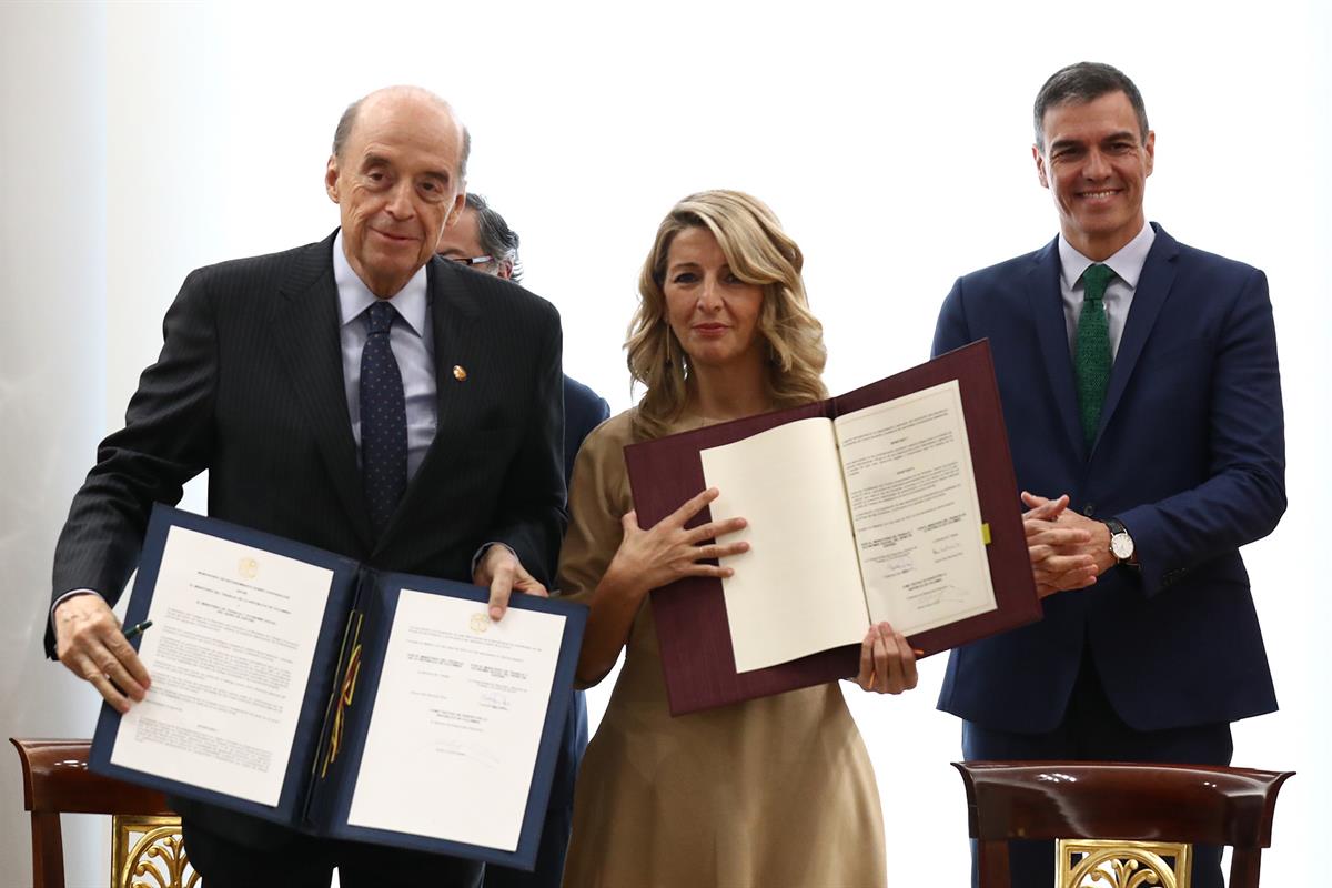 La vicepresidenta Yolanda Díaz y el canciller colombiano Álvaro Leyva Durán, junto al presidente Sánchez