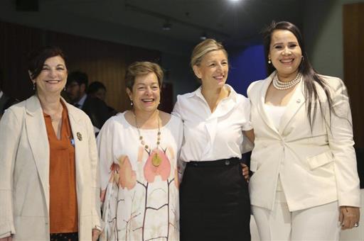 La vicepresidenta Yolanda Díaz, con las ministras de Trabajo de Argentina, Colombia y Honduras.