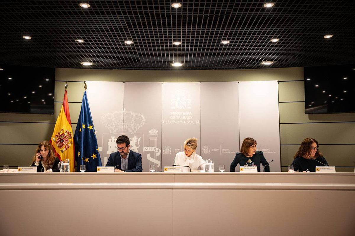 Yolanda Díaz, junto a representantes de la mesa de Diálogo Social que aborda la Igualdad y la discriminación a colectivo LGTBI