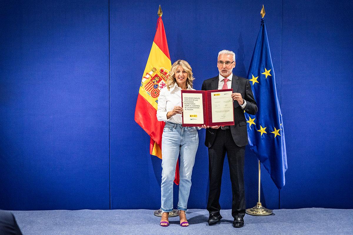 Yolanda Díaz y Juan Carlos Lentijo, tras firmar el convenio.