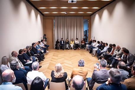 Yolanda Díaz junto a los representantes de las empresas de inserción