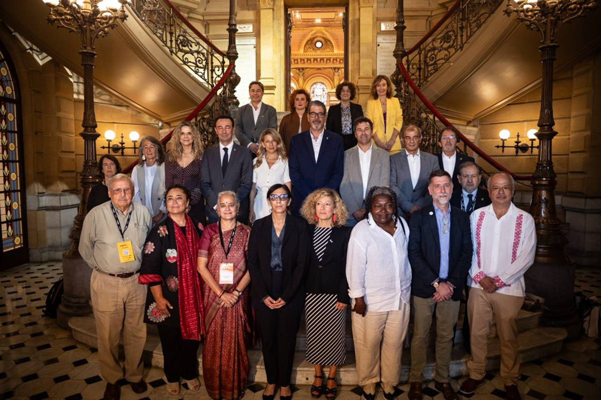 La vicepresidenta segunda y ministra de Trabajo y Economía Social, Yolanda Díaz, junto a representantes del consejo 