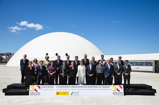 Foto de familia de los participantes en la VI Conferencia Iberoamericana Ministerial de Trabajo, celebrada en Avilés.