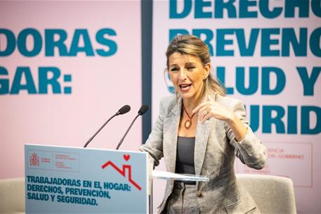 Yolanda Díaz en un acto con trabajadoras del hogar