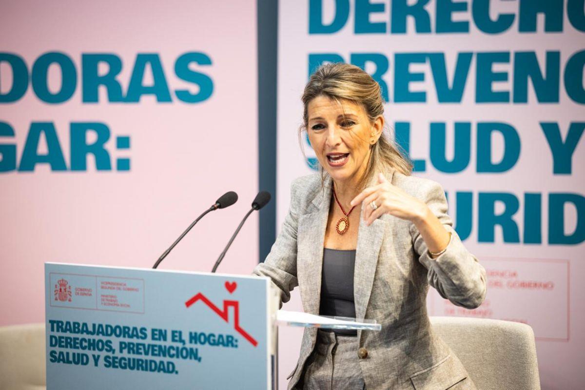 Yolanda Díaz en un acto con trabajadoras del hogar