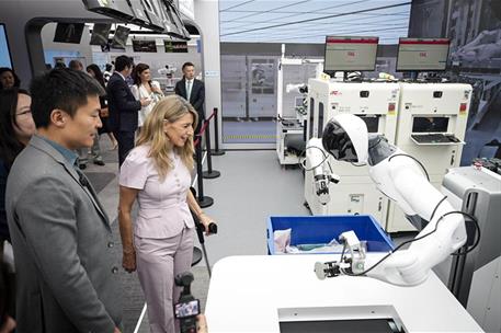 La vicepresidenta segunda del Gobierno y ministra de Trabajo y Economía Social, Yolanda Díaz, en la empresa AgiBot.