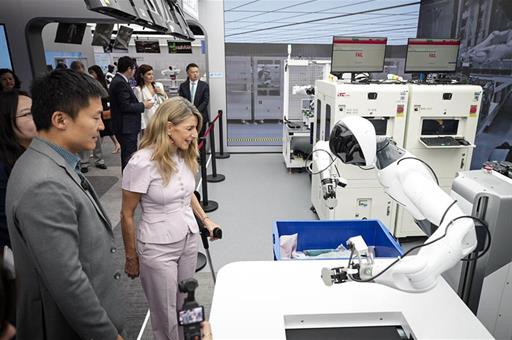 La vicepresidenta segunda del Gobierno y ministra de Trabajo y Economía Social, Yolanda Díaz, en la empresa AgiBot.