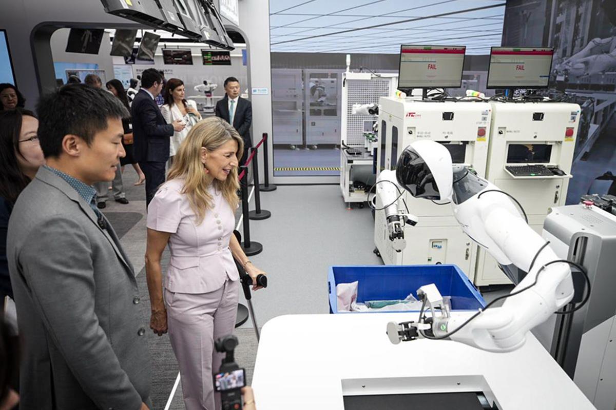 La vicepresidenta segunda del Gobierno y ministra de Trabajo y Economía Social, Yolanda Díaz, en la empresa AgiBot.