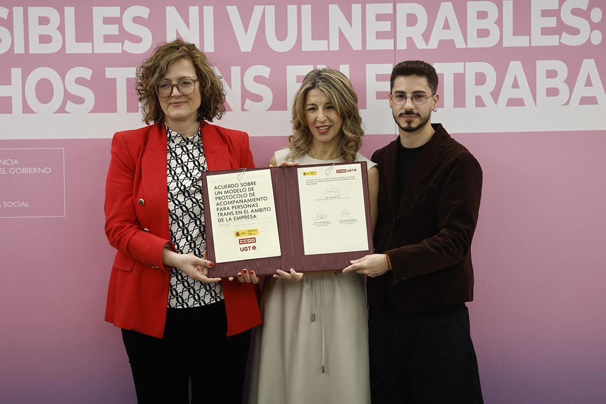 La vicepresidenta segunda y ministra de Trabajo y Economía Social, Yolanda Díaz, junto a los firmantes del protocolo.