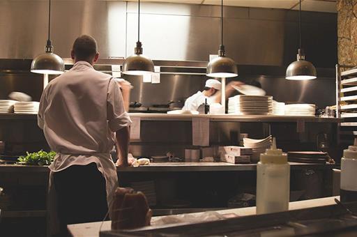 Personal de cocina de un restaurante durante su jornada laboral