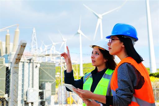 Trabajadoras en empresa de energía eólica