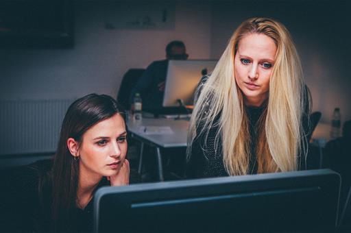 Dos trabajadoras durante su jornada laboral en una oficina