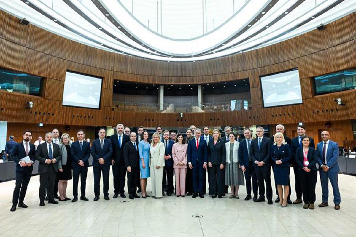 Foto de familia de los participantes en el Consejo de Ministros de Telecomunicaciones de la Unión Europea
