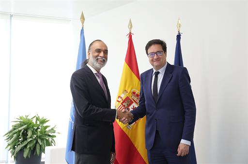 El ministro saludando al representante de Naciones Unidas