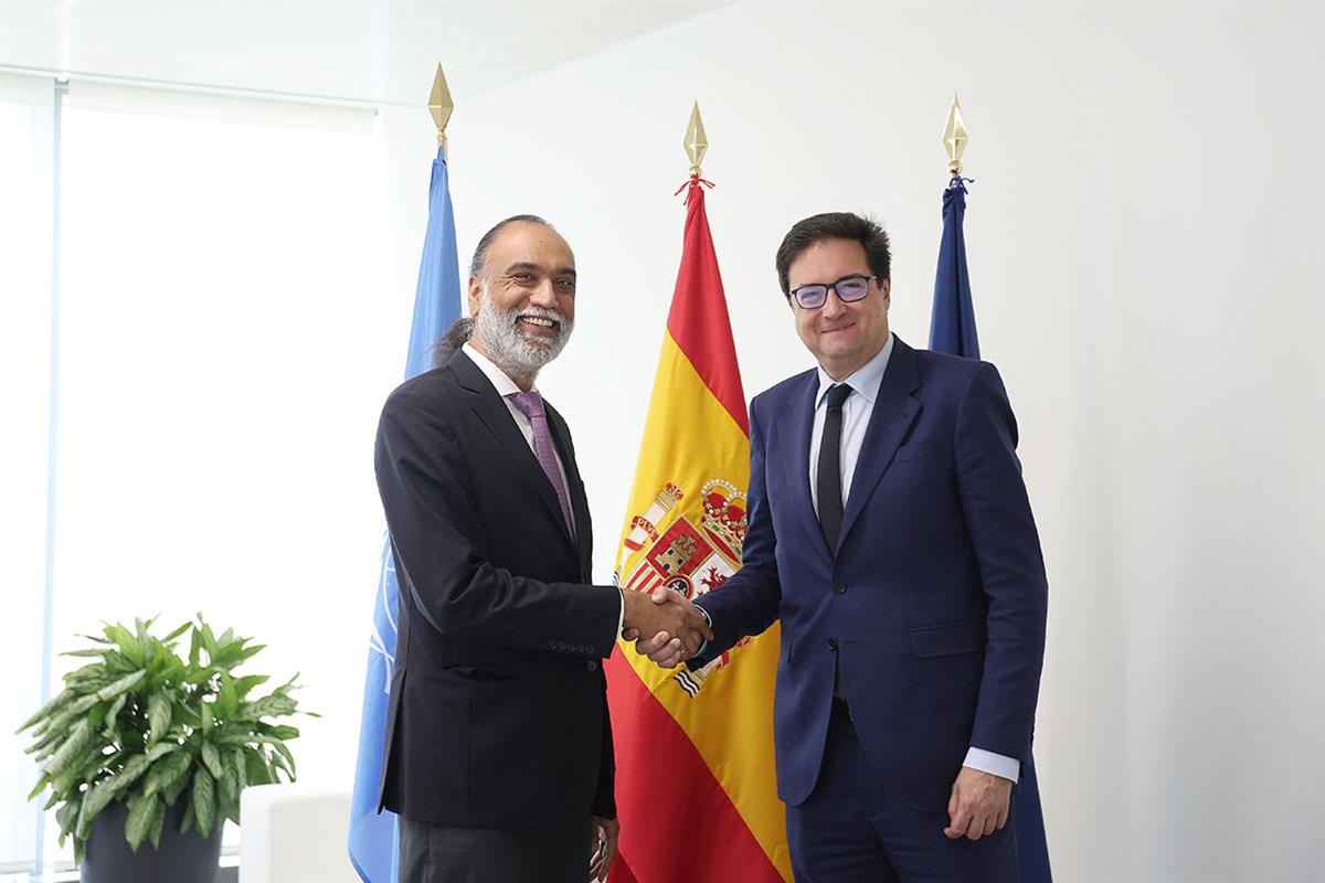 El ministro saludando al representante de Naciones Unidas