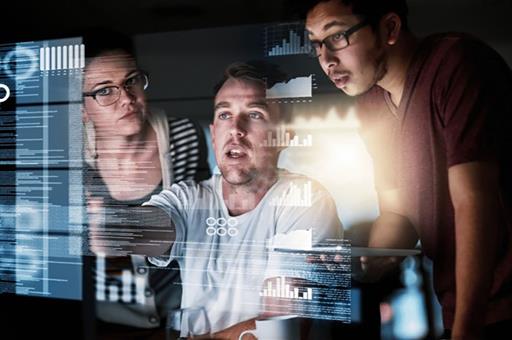 Profesionales, ante pantallas con información digital