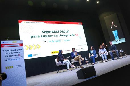 El ministro Óscar López, en la jornada "Seguridad digital para educar en tiempos de IA"