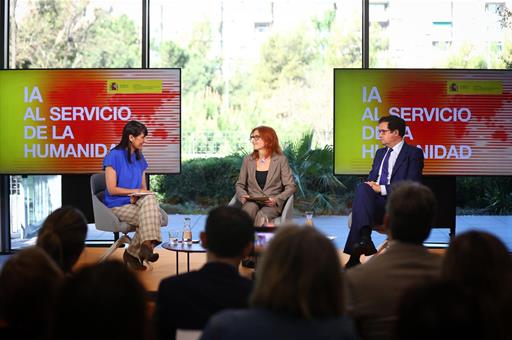 Óscar López conversa con la directora del Laboratorio de Gobernanza de la IA