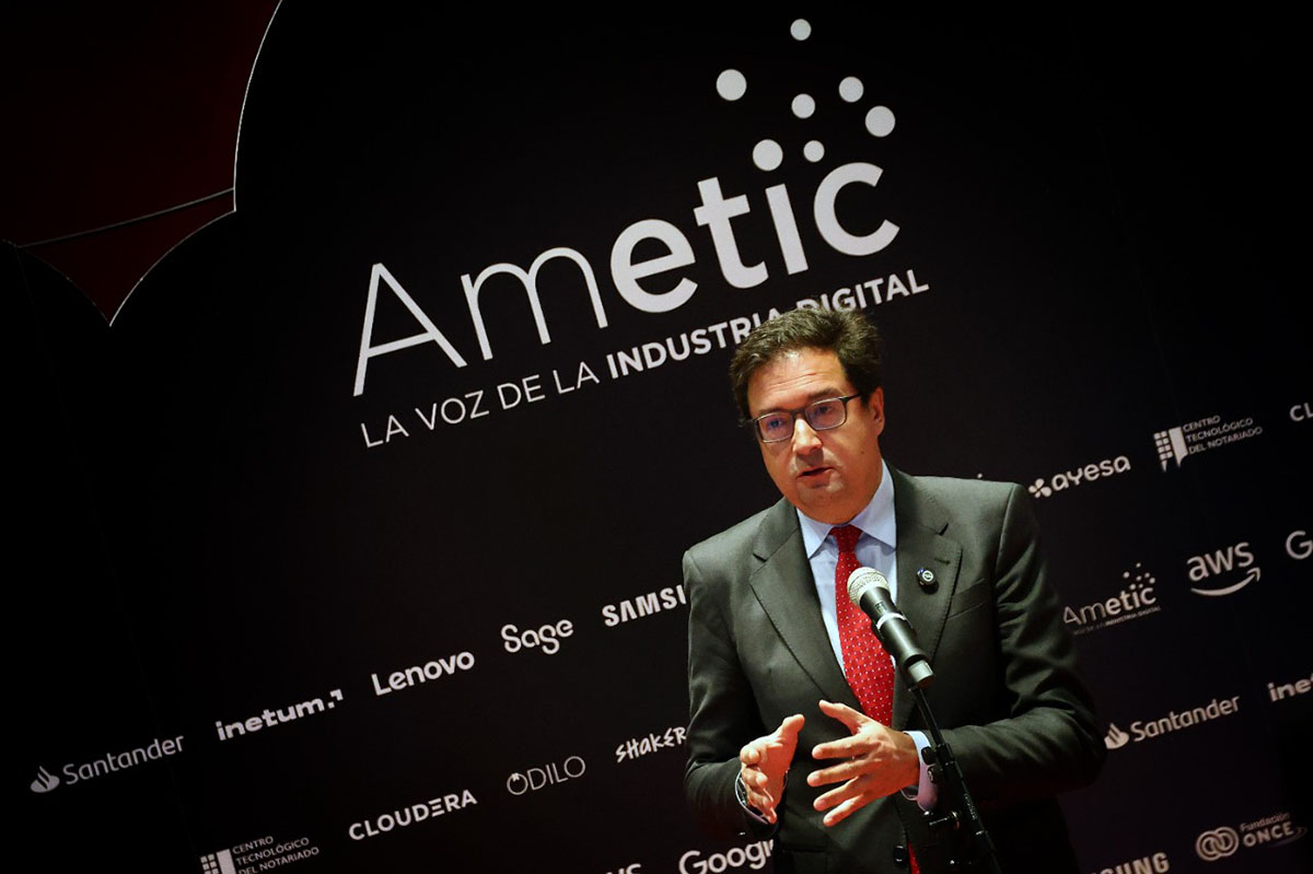 Óscar López participa en el AMETIC AI Summit 2026.