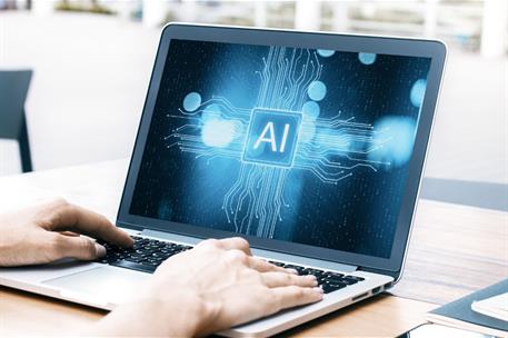 Usuario manejando aplicación de Inteligencia Artificial