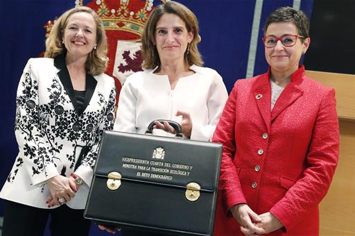 Teresa Ribera toma posesión de su cargo, acompañada de la Nadia Calviño y María Aránzazu González