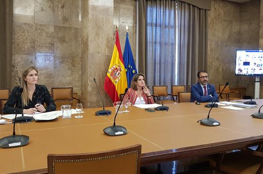 Teresa Ribera junto a otros asistentes al foro