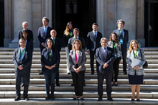 Teresa Ribera junto a algunos participantes en el acto