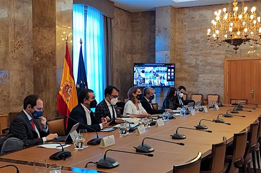 Teresa Ribera junto a los asistentes a la reunión