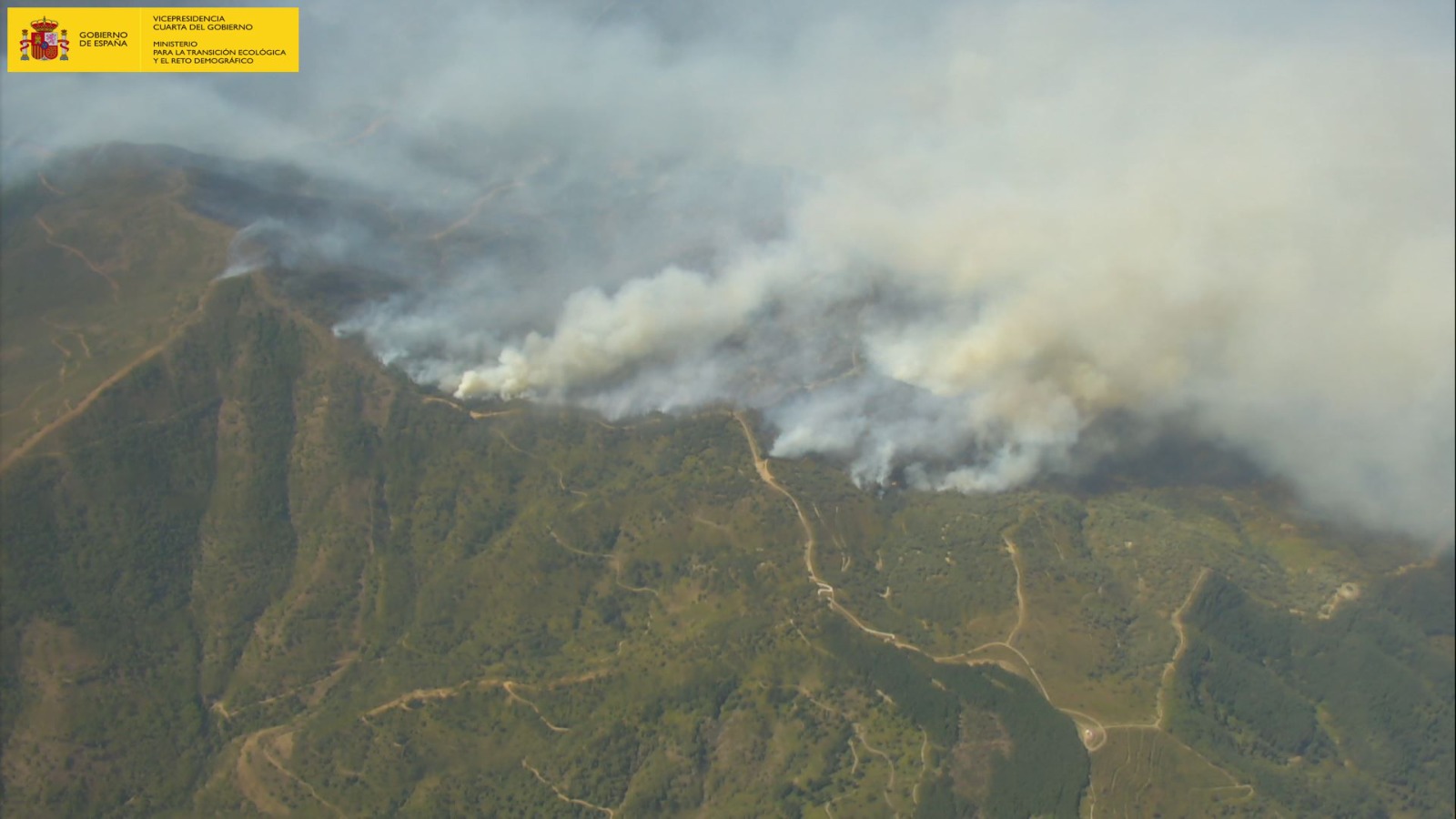 Medios aéreos y terrestres del MITECO continúan colaborando en las labores de extinción en el incendio de Málaga