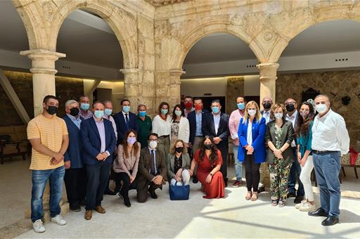 Foto de familia de la vicepresidenta Teresa Ribera y los alcaldes y alcaldesas de Cuenca, tras su reunión
