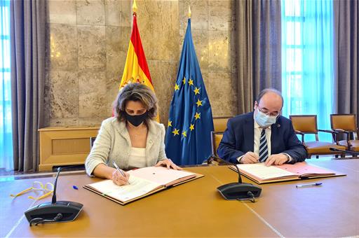 La vicepresidenta Ribera y el ministro Iceta firmando el acuerdo