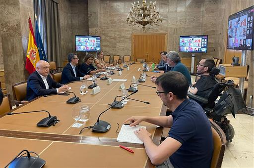 La vicepresidenta Teresa Ribera y el ministro Félix Bolaños, reunidos con el arco político parlamentario.