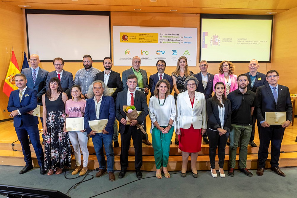 Foto de familia de la vicepresidenta del Gobierno, Teresa Ribera, y los galardonados.