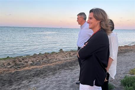 La vicepresidenta tercera del Gobierno, Teresa Ribera, en el Mar Menor 