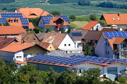 Población con instalación de placas solares fotovoltaicas.