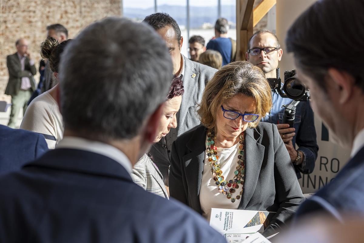 Teresa Ribera visita las comarcas del Bierzo y Luciana.