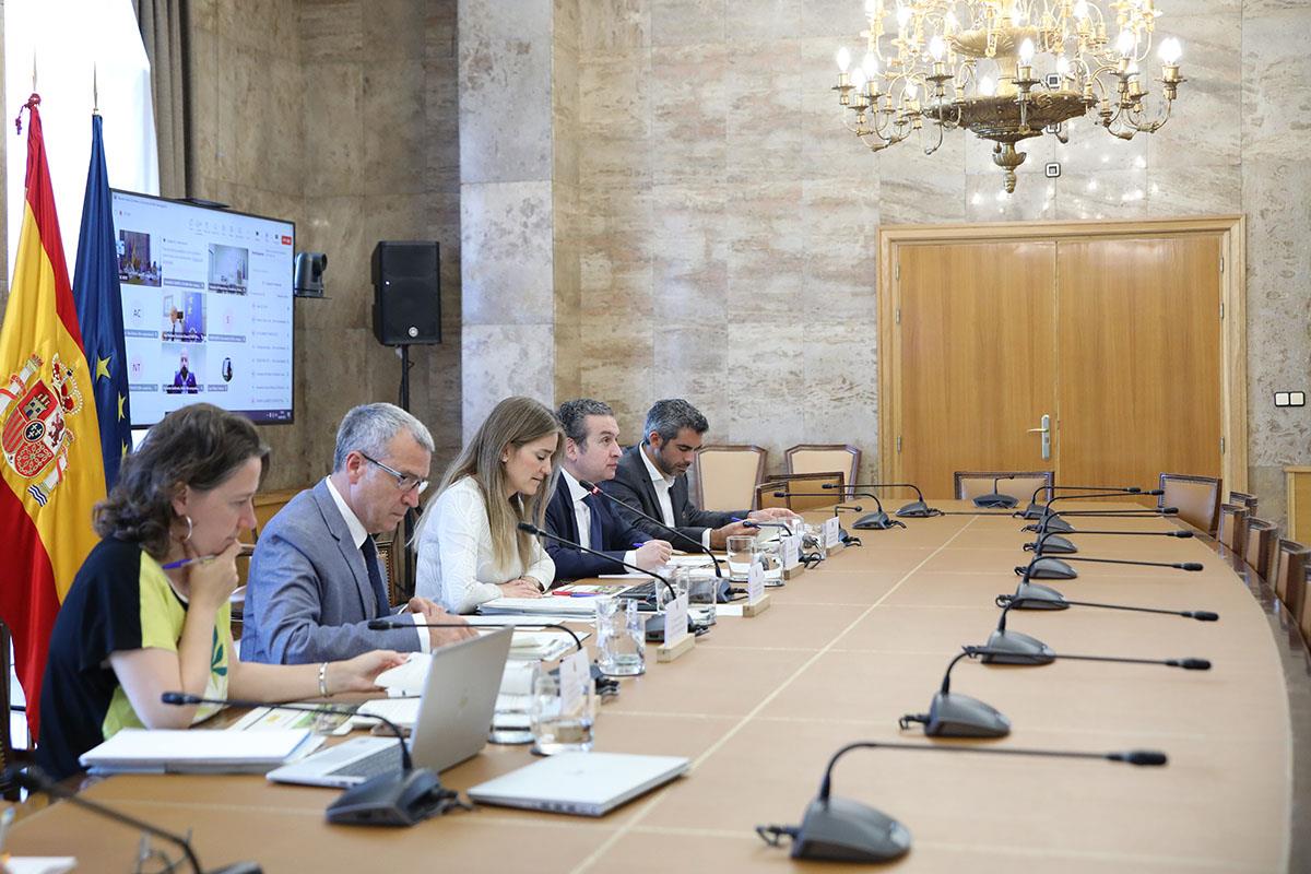 ​La vicepresidenta y ministra para la Transición Ecológica y el Reto Demográfico, Sara Aagesen, junto a los participantes de la 