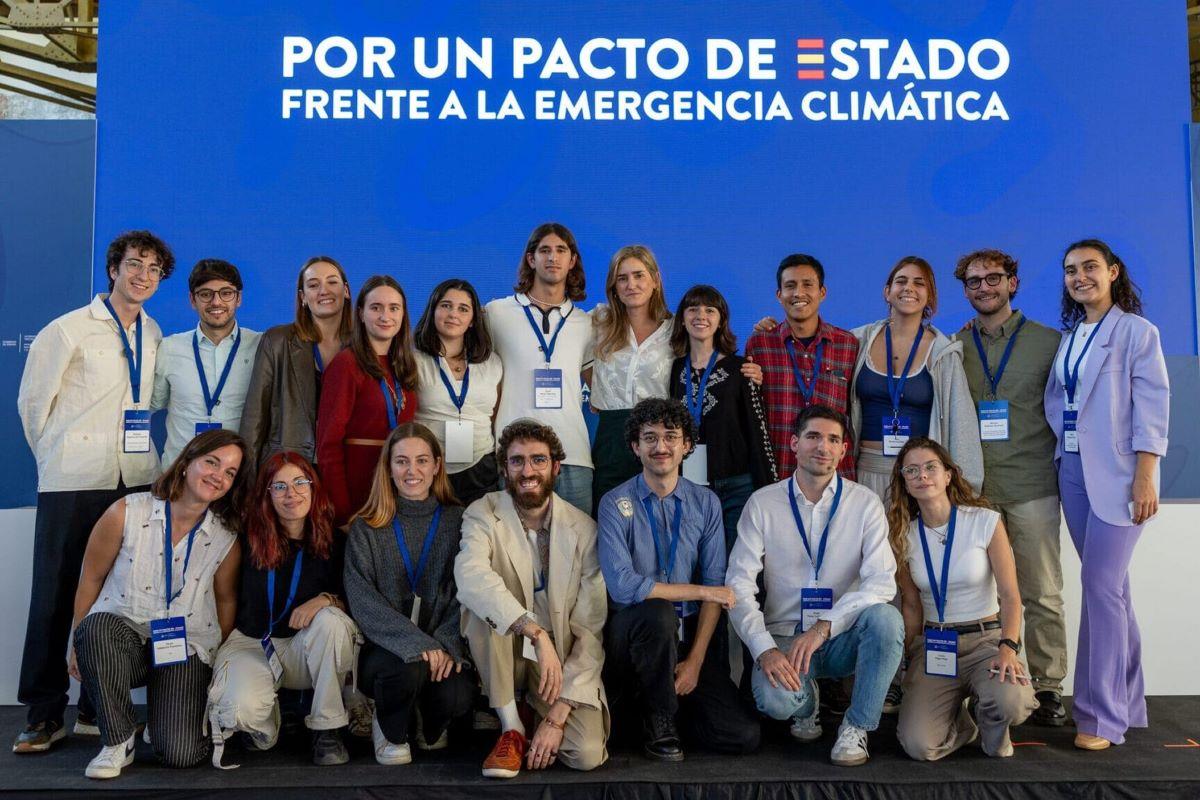 La ministra Sara Aagesen, con un grupo de jóvenes.