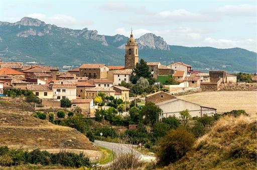 Pueblo con montaña al fondo