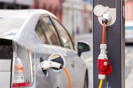 Vehículo conectado a un punto de recarga eléctrica