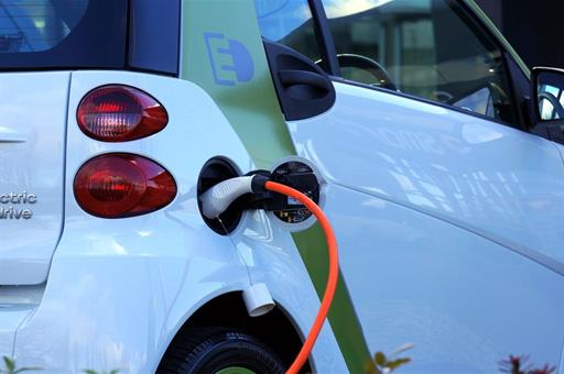 Un coche eléctrico en una estación de carga