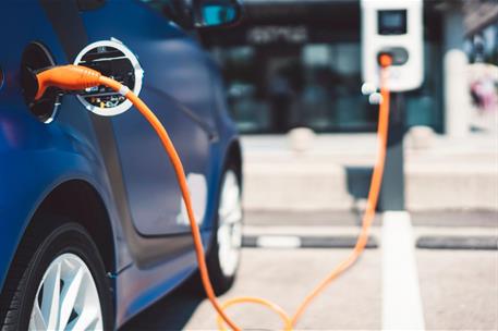 Coche eléctrico recargando
