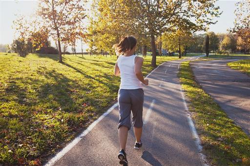 Mujer haciendo ejercicio al aire libre