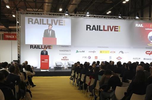 El ministro de Transportes y Movilidad Sostenible, Óscar Puente, en la feria Rail Live.