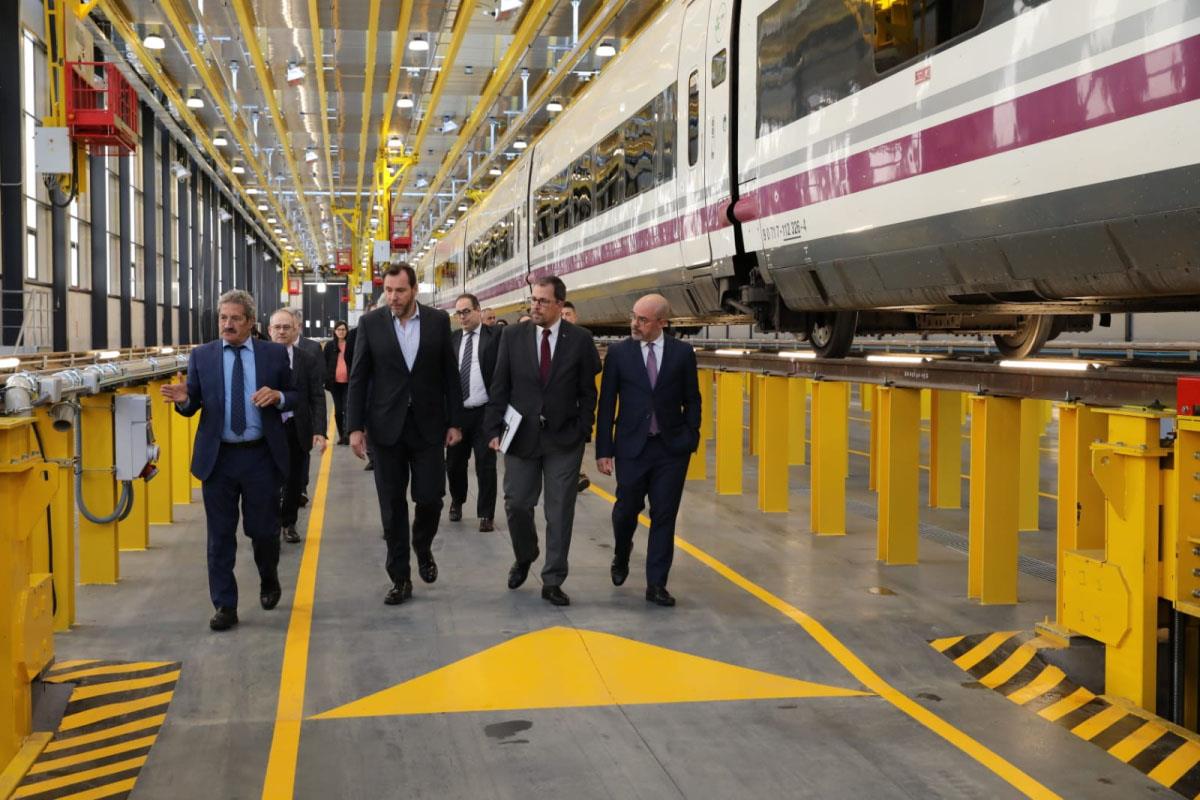 Óscar Puente durante su visita a las nuevas instalaciones de Renfe de Santa Catalina en Vallecas