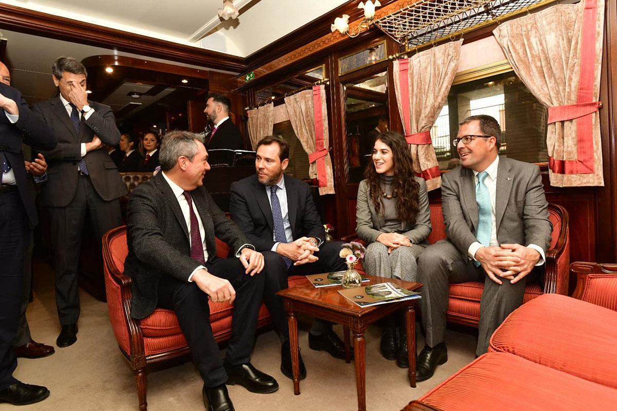 El ministro de Transportes y Movilidad Sostenible, Óscar Puente, a bordo del tren AL-Ándalus.