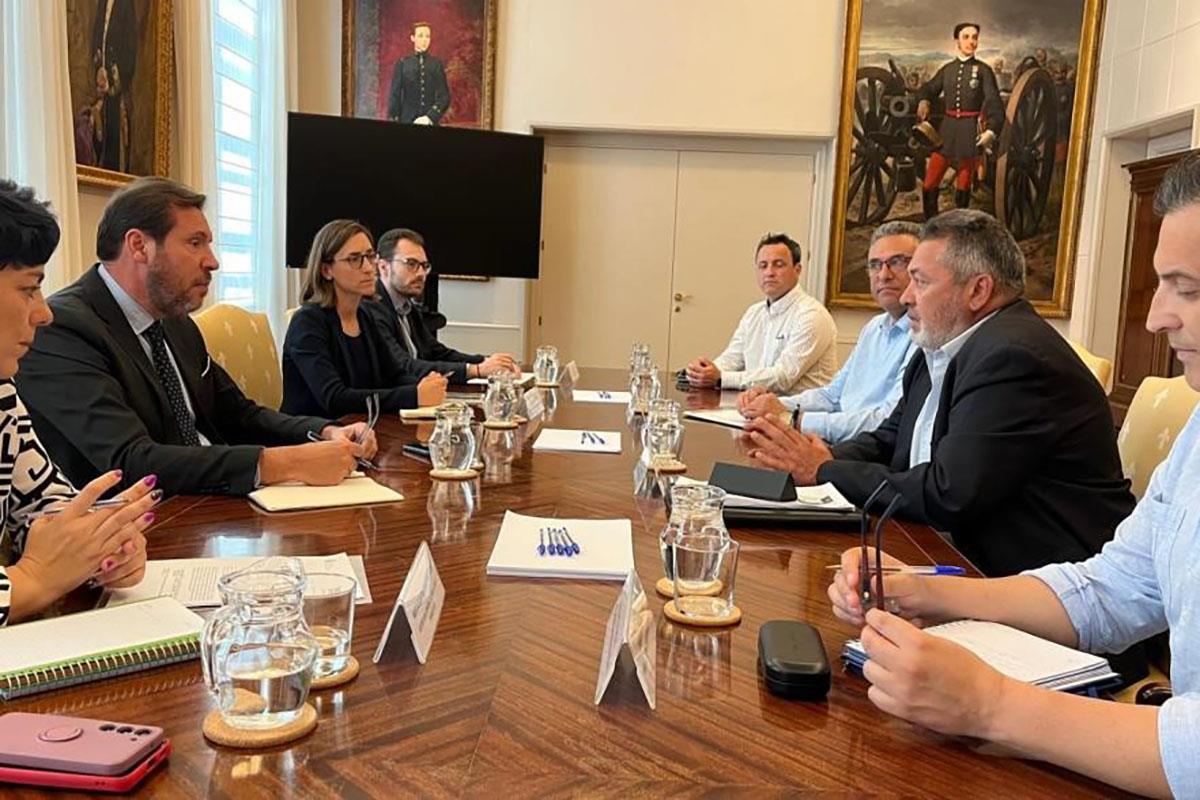 El ministro de Transportes y Movilidad Sostenible, Óscar Puente, durante la reunión con Antaxi