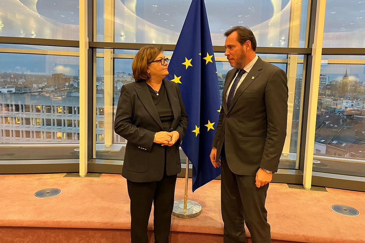 El ministro de Transportes y Movilidad Sostenible, Óscar Puente, junto a la Comisaria europea de Transportes, Adina Vălean.