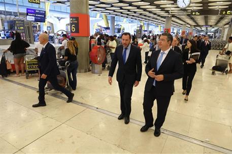 El ministro en la terminal 4 del aeropuerto de  Madrid
