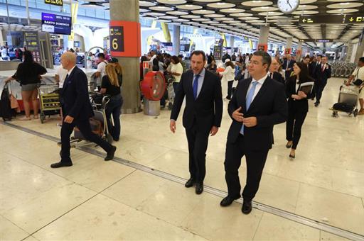 El ministro en la terminal 4 del aeropuerto de  Madrid